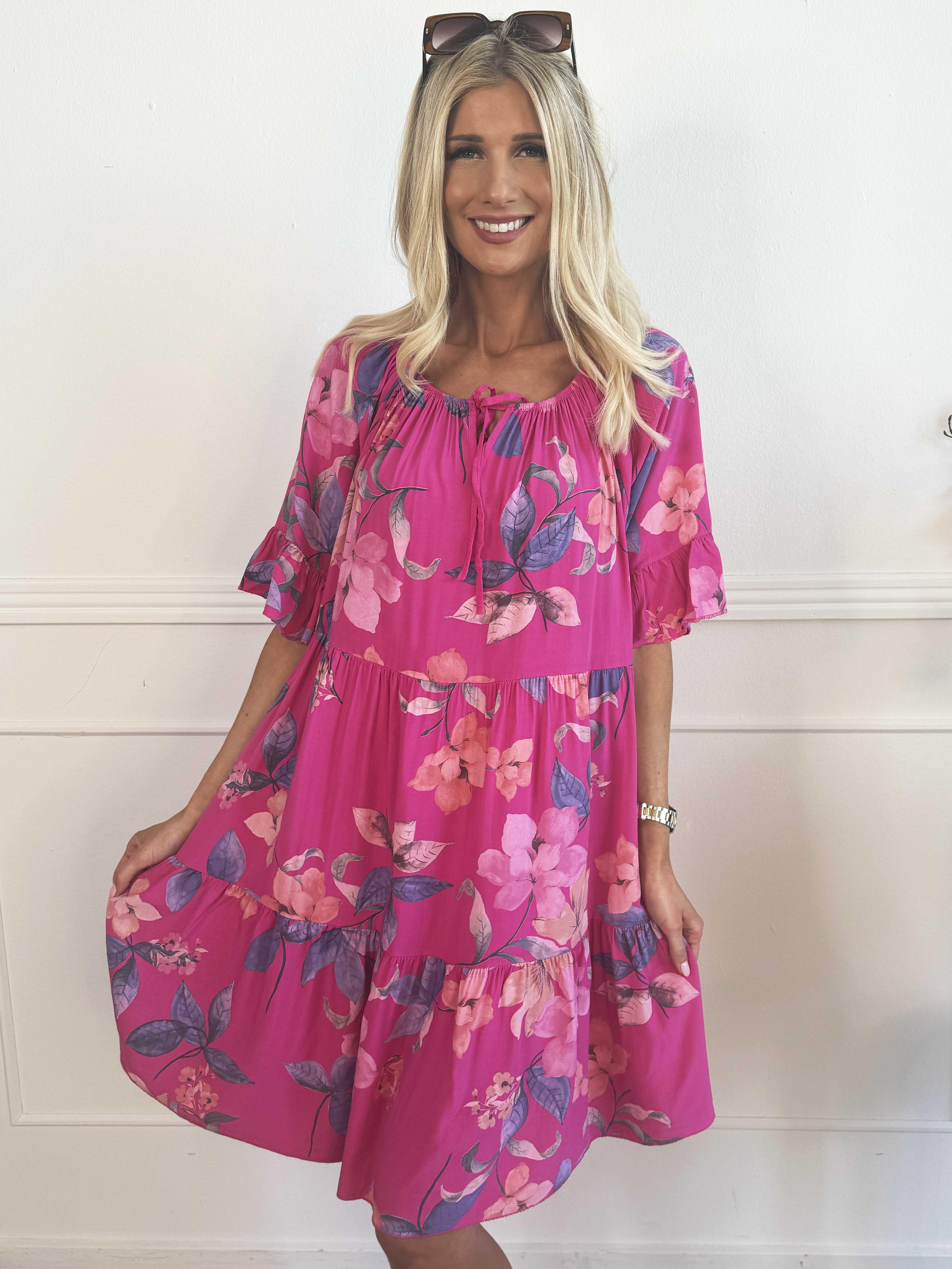 Malibu - Blommig klänning i bomull med elastisk halsringning